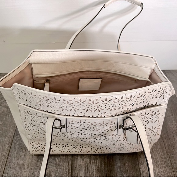 Coach shoulder bag, very lightly used, excellent condition - Picture 3 of 5